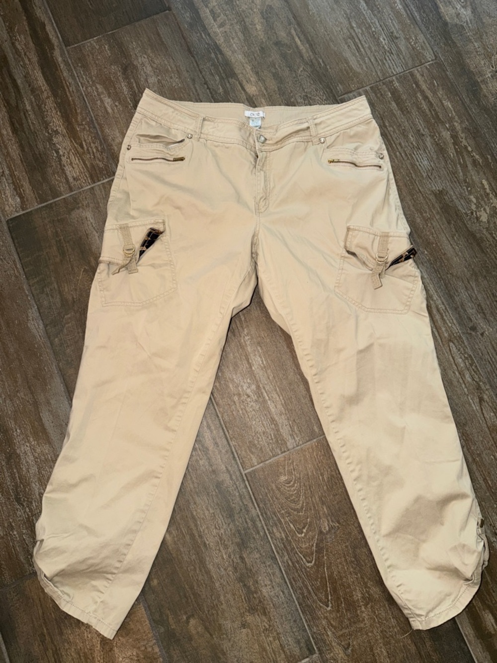 Cache Y2K Beige Cargo Capris with Zip Pockets & satin animal print details.